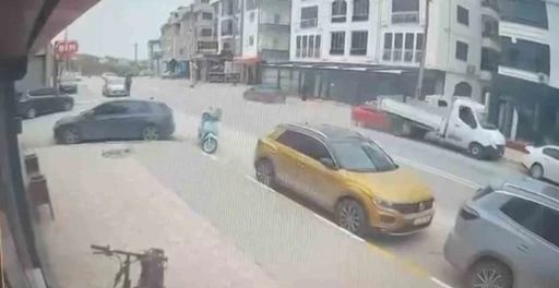 Hızlı otomobil kamyonetin altına girdi
