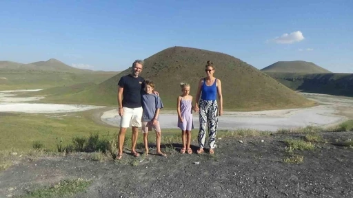 Hollandalı aile Meke G&ouml;l&uuml; ve Acıg&ouml;l&rsquo;e hayran kaldı
