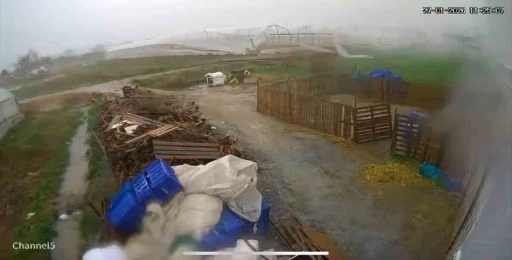 Hortum saniyeler i&ccedil;inde serayı yerle bir etti: O anlar kamerada
