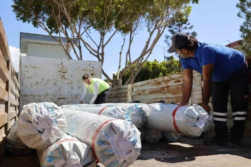 Hortum ve yağıştan zarar g&ouml;ren Kumlucalı &ccedil;ift&ccedil;ilere sera naylonu desteği
