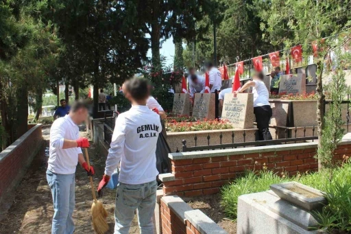 H&uuml;k&uuml;ml&uuml; ve cezaevi personelinden şehitliğe anlamlı ziyaret
