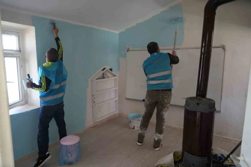 Hükümlüler 23 Nisan öncesi köy okulunu yeniledi
