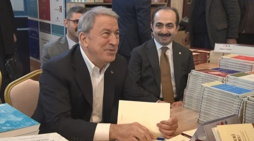 Hulusi Akar &lsquo;K&uuml;lliye&rsquo;de Ramazan Kitap G&uuml;nleri&rsquo;nde okurlarıyla buluştu
