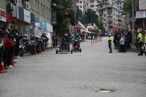 Hurda malzemelerden yaptıkları ara&ccedil;larla yokuş aşağı yarıştılar
