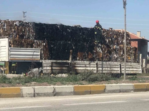 Hurda ve kağıt taşıyan tırın dorsesinde yangın

