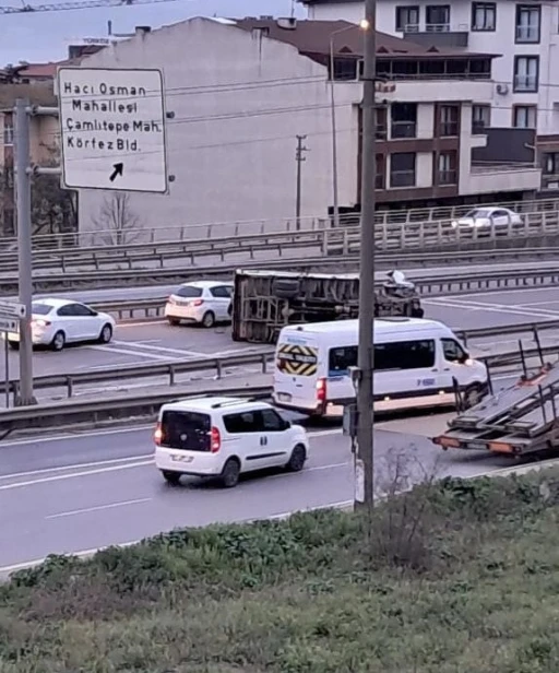 Hurda yüklü kamyonet devrildi
