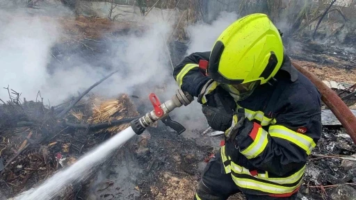 Hurdalıkta &ccedil;ıkan yangın g&ouml;ky&uuml;z&uuml;n&uuml; kara dumanla kapladı
