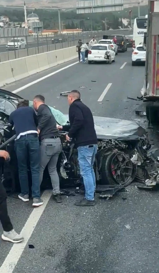 Hurdaya dönen araçtan sağ kurtuldular
