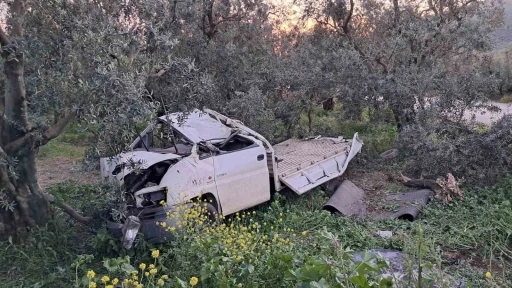 Hurdaya dönen kamyonetten sağ çıktı

