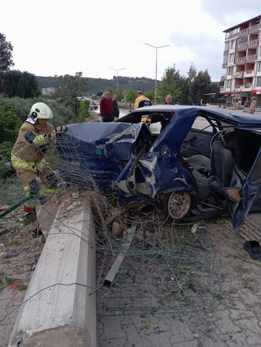 Hurdaya dönen Tofaş’taki 4 kişi yaralandı
