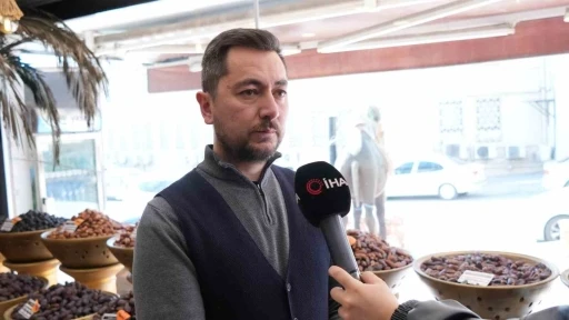 Hurmacı Ahmet &Ouml;zkan uyardı: "Kud&uuml;s hurması adı altında İsrail menşeli &uuml;r&uuml;nler satılmakta"

