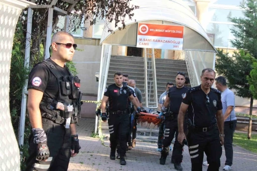 Husumetlisini namaz kılarken boğazını keserek öldürdü
