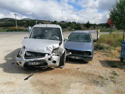 Hüyük’te otomobil ile hafif ticari araç çarpıştı: 2 yaralı
