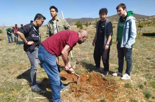 Hüyük’te şehitler anısına fidanlar toprakla buluşturuldu
