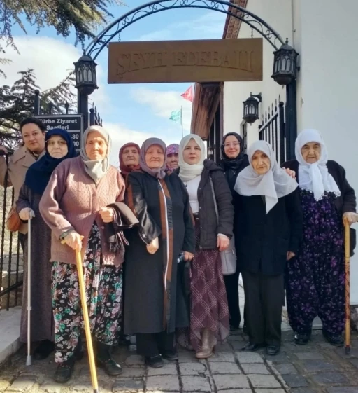 Huzurevi sakinleri Şeyh Edebali T&uuml;rbesinde
