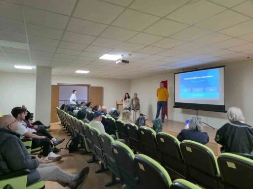 Huzurevi sakinlerine g&uuml;venli teknoloji eğitimi verildi
