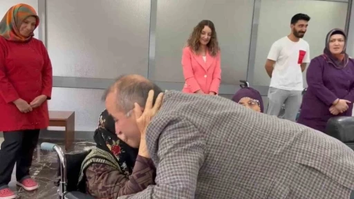 Huzurevindeki yaşlı kadının valiye sözleri gönülleri ısıttı: &quot;Babalar Günün kutlu olsun, bana da bir öpücük ver&quot;

