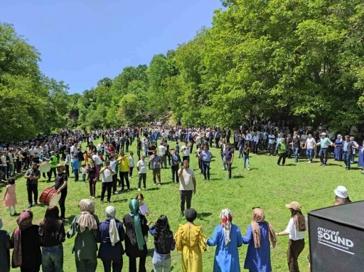 Huzurun sağlandığı köylerine 35 yıl sonra dönen aileler, kazanlarda yemekler pişirip doyasıya eğlendi
