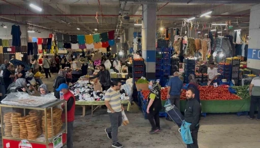 İBB tuvaletleri kilitledi, Bah&ccedil;elievler Belediyesi pazarcı ve vatandaşın imdadına yetişti
