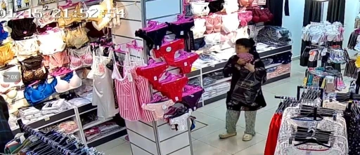 İ&ccedil; &ccedil;amaşırı hırsızlığı kamerada: G&uuml;lerek girdiler, &ccedil;alarak &ccedil;ıktılar
