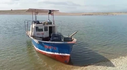 İç sularda balık avı yasağı başladı, tekneler karaya çekildi
