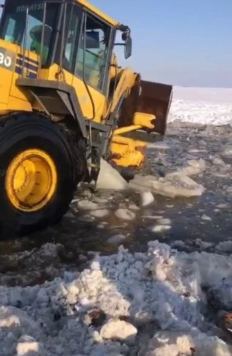 İ&ccedil;me suyu yolunu a&ccedil;arken kara saplanan loder vin&ccedil; yardımıyla kurtarıldı
