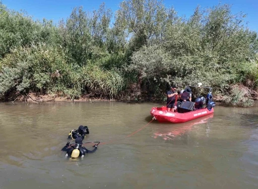İddia uğruna atladığı Kızılırmak’ta kayıp genci arama çalışmaları sürüyor: Kurbağa adamlar suyun dibini tarıyor
