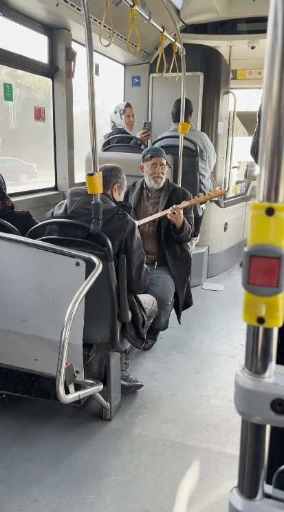 İETT otobüsünde türkü molası: Yolcular hem şaşırdı hem keyif aldı
