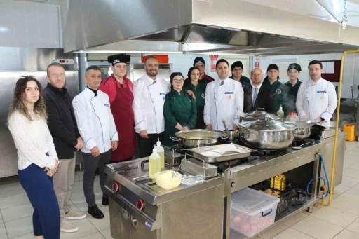 İftar hazırlığı yapamayan muhta&ccedil; ailelerin iftarı lise &ouml;ğrencilerinden
