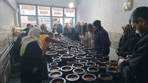 İftar sofralarının vaz ge&ccedil;ilmez lezzeti: 8 saatte pişiyor, davul sesini duyan fırınlara koşuyor
