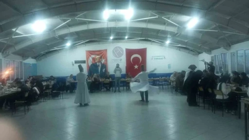 İftar sonrası &ouml;ğrencilerden semazen g&ouml;sterisi ve Ramazan manileri
