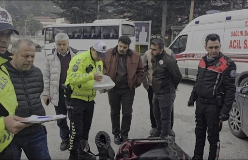 İftar vakti paket yetiştiren kurye kaza yaptı
