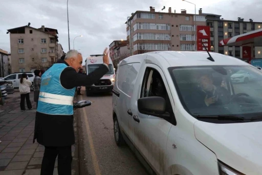İftar vakti yolda olan s&uuml;r&uuml;c&uuml;lere iftarlık dağıttılar
