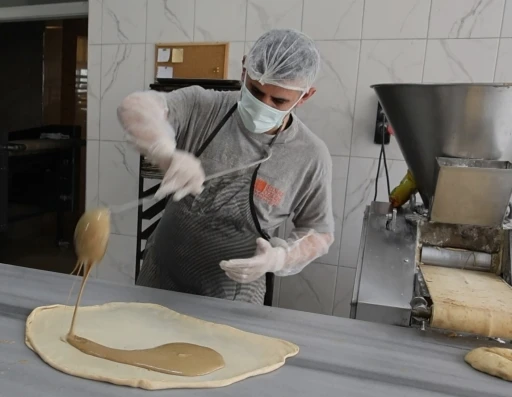 İftar ve sahur sofralarının vazge&ccedil;ilmezi tahinli pide ilgi g&ouml;r&uuml;yor
