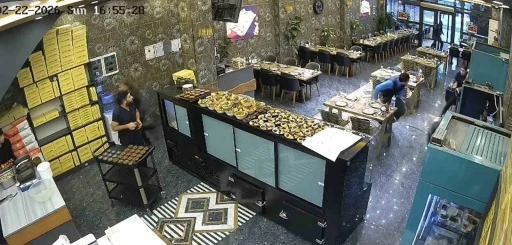 İftara saatler kala kebap&ccedil;ının tavanı &ccedil;&ouml;kt&uuml;, personel son anda kurtuldu

