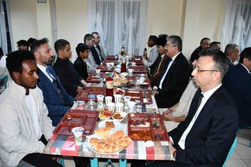 İftarda uluslararası &ouml;ğrencilerle bir araya gelindi
