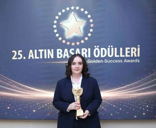 İHA muhabiri Z&ouml;hre Alag&ouml;z&rsquo;e "Yılın En İyi Savunma Muhabiri" &ouml;d&uuml;l&uuml; verildi
