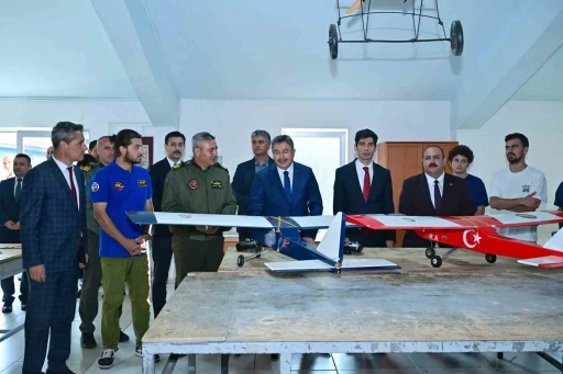 İHA yarışmalarında g&ouml;rev alacak pilotların eğitim g&ouml;rd&uuml;ğ&uuml; merkeze Vali Yılmaz&rsquo;dan ziyaret
