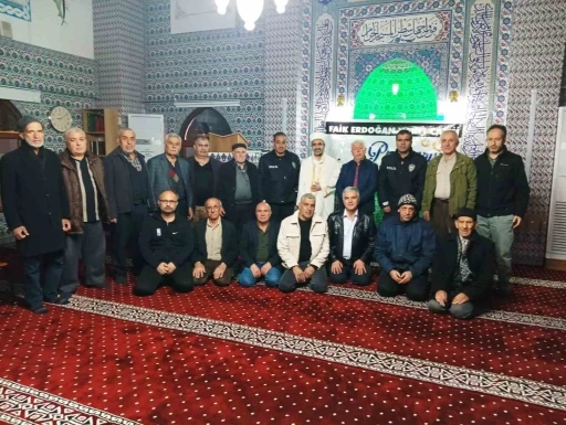 İhbar &uuml;zerine camiye gelen polisler s&uuml;rpriz kutlamayla karşılaştı
