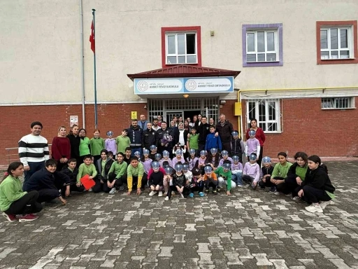 İhbar &uuml;zerine okula giden polisler s&uuml;rpriz kutlamayla karşılandı

