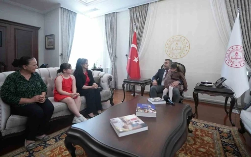 İhlas Haber Ajansı&rsquo;nın haberiyle t&uuml;m T&uuml;rkiye&rsquo;nin tanıdığı g&ouml;rme engelli k&uuml;&ccedil;&uuml;k m&uuml;zisyen Nil, Milli Eğitim Bakanı Tekin&rsquo;in ziyaret etti
