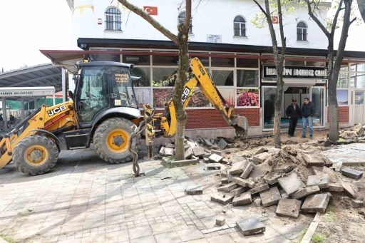 İhsaniye eski k&ouml;y meydanı modern bir g&ouml;r&uuml;n&uuml;me kavuşuyor
