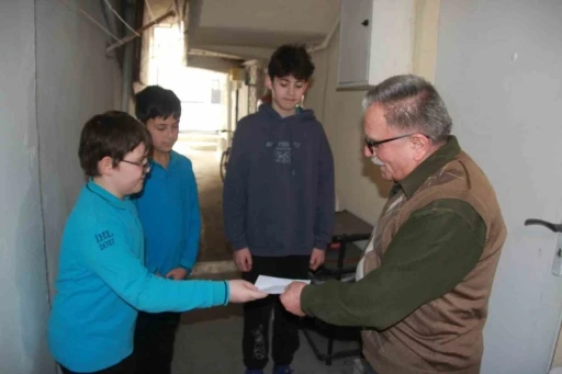 İhtiya&ccedil; sahipleri i&ccedil;in har&ccedil;lıklarını biriktiren &ouml;ğrenciler duygulandırdı
