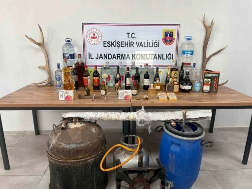 İkametlerinde faturasız ka&ccedil;ak alkol bulunduran 3 ş&uuml;pheli yakalandı
