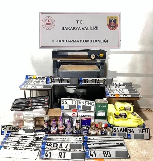 İkametlerini sahte plaka at&ouml;lyesine &ccedil;eviren 3 şahıs g&ouml;zaltına alındı
