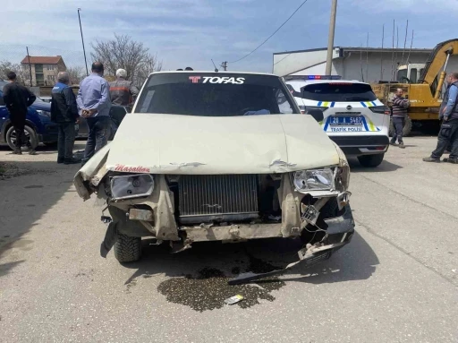 İki ara&ccedil; &ccedil;arpıştı, 4 ara&ccedil; hasar aldı
