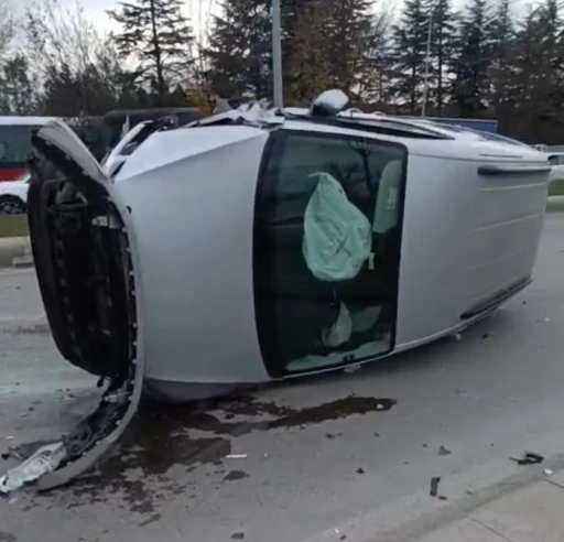 İki araç çarpıştı, sürücü yaralı
