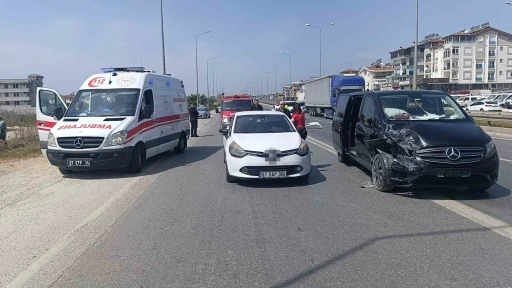 İki araç çarpıştı, sürücüler hastaneye gitmedi
