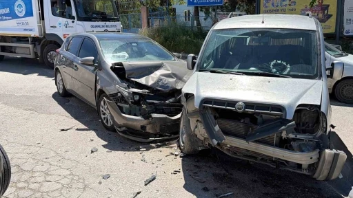 İki aracın &ccedil;arpıştığı kazada 5 kişi yaralandı
