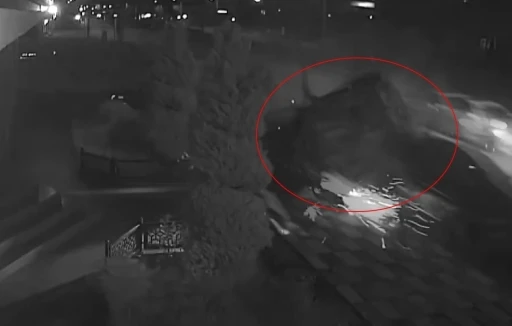 İki aracın yarış iddiası feci kazayla son buldu: 1 kişi yaralandı, 3 ara&ccedil; hasar g&ouml;rd&uuml;
